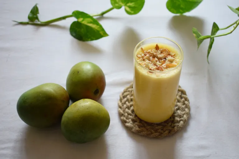 Egzotyczne smoothie owocowe z mango i ananasem