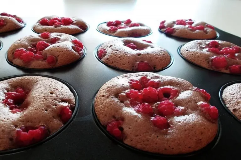 Muffinki z malinami i kawałkami czekolady jako szybki deser